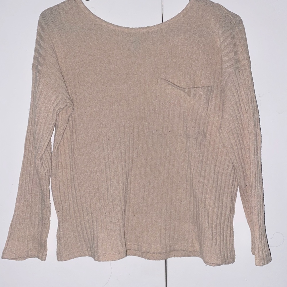 Cream color crop top really cute! 🙊